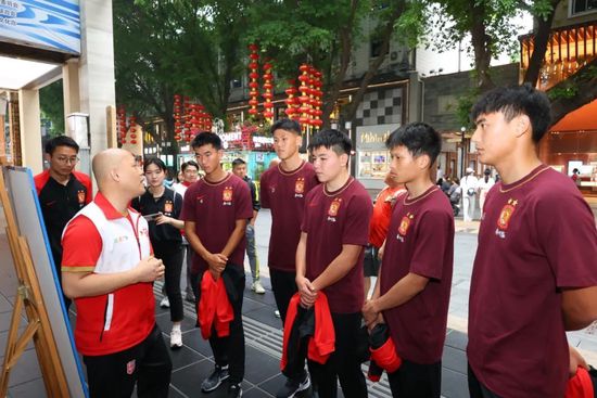 顾海概况上经营着一家高端车行，暗里干着私运车、销售题目零部件、节制地下赛车的犯警勾当，他的手下林霄偷偷吞了两百万，想和mm林远分开这座城市起头新糊口。但林霄被顾海发现，林霄不肯说出钱的着落，顾海便筹算抓林远来要挟林霄。与此同时，酷好赛车的林远正筹办进行一场地下赛车......